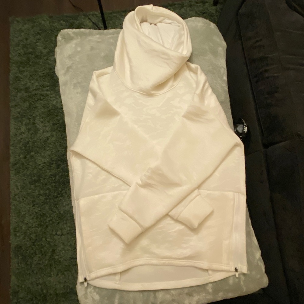 White embossed camo hoodie - fabletics size M